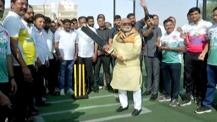 छगन भुजबळ यांची तुफान फटकेबाजी, लुटला क्रिकेट खेळण्याचा आनंद; बघा व्हिडीओ छगन भुजबळ यांची तुफान फटकेबाजी, लुटला क्रिकेट खेळण्याचा आनंद; बघा व्हिडीओ