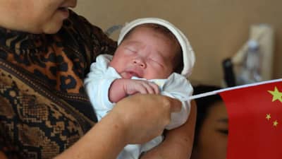 चीन आणि जपानला घटत्या जन्मदराची भीती, इथल्या तरुणांना कुटुंब का वाढवायचं नाही? वाचा