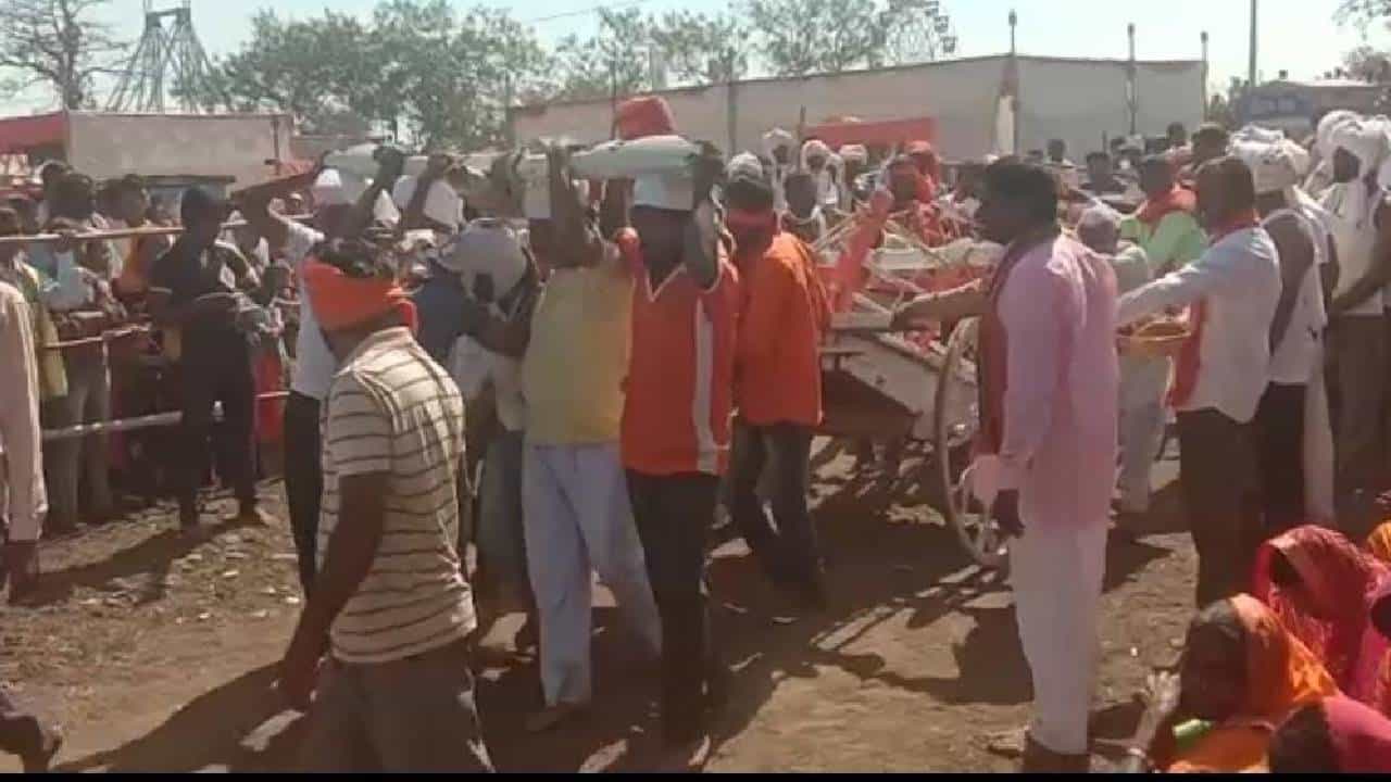 शेंडीने गाडी ओढण्याचा अजब प्रकार; अवलीया महाराज यांच्या यात्रोत्सवात काय होतं?