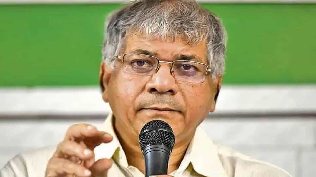 कसबा पेठेच्या रणसंग्रामात आणखी एक भिडू? वंचितच्या नेत्यांची रात्रभर खलबतं, प्रकाश आंबेडकर आज भूमिका घेणार?