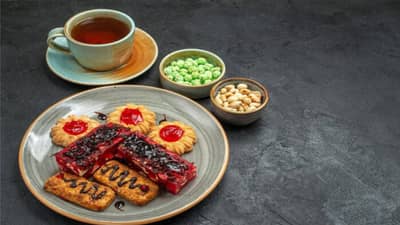 चहा आणि बरंच काही... योग्य नाही ! चहासोबत हे पदार्थ खाल्याने आयुष्यभर झेलावा लागेल ॲसिडिटीचा त्रास