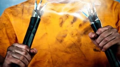 Electric Shock First Aid : शॉक लगा लगा लगा शॉक लगा ...! स्वत: सेफ राहून अशी करा दुसऱ्यांची मदत