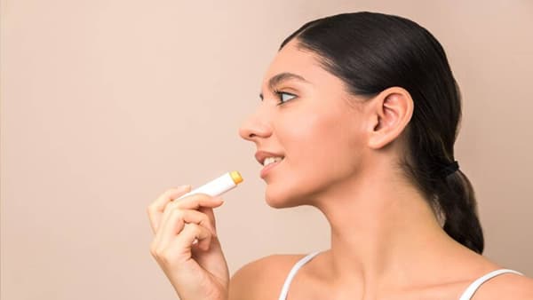ओठ झालेत काळसर आणि कोरडे ? नैसर्गिक हर्ब्सच्या सहाय्याने बनवा लिपबाम