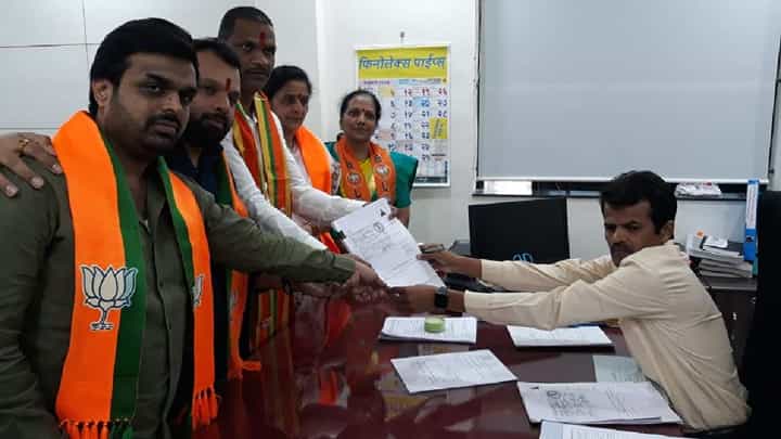 अश्विनी यांना उमेदवारी असताना लक्ष्मण जगताप यांचे बंधू शंकर जगतापांनी अर्ज का दाखल केला? पाहा... अश्विनी यांना उमेदवारी असताना लक्ष्मण जगताप यांचे बंधू शंकर जगतापांनी अर्ज का दाखल केला? पाहा...
