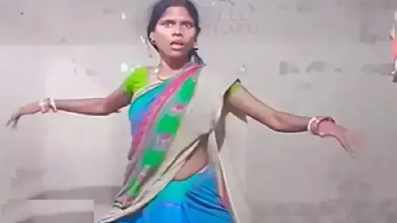 VIDEO : साडी नेसलेल्या महिलेने केला अजब डान्स, नेटकरी म्हणतात असं कुणीचं नाचू शकतं नाही VIDEO : साडी नेसलेल्या महिलेने केला अजब डान्स, नेटकरी म्हणतात असं कुणीचं नाचू शकतं नाही