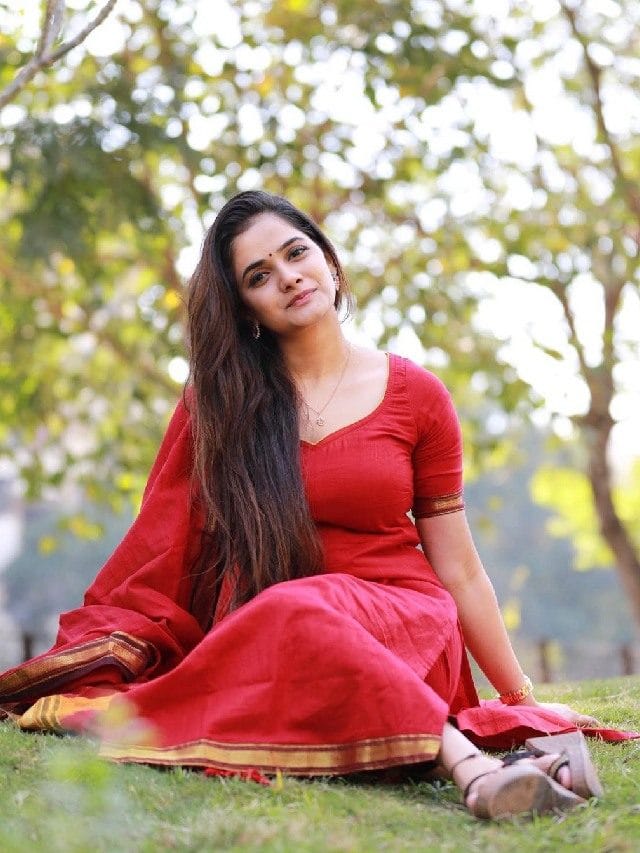 Bhagyashree Mote : गुलाब जैसी हो, गुलाब लगती हो, हल्का सा जो मुस्कुरा दो, तो लाजवाब लगती हो