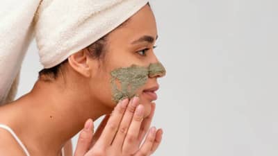 कोरडी असो वा तेलकट, प्रत्येक त्वचेसाठी फायदेशीर ठरते मुलतानी माती.. जाणून घ्या फायदे