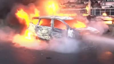 भल्या सकाळी ब्रिजवर बर्निंग कारचा थरार, वाहतूक काही काळ ठप्प, कुठे घडली घटना?