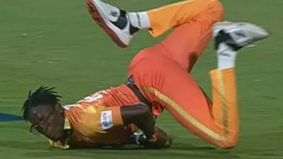 VIDEO: कॅच पकडताना मोठी दुर्घटना, LIVE मॅचमध्ये प्लेयरला स्ट्रेचरवरुन न्याव लागलं बाहेर
