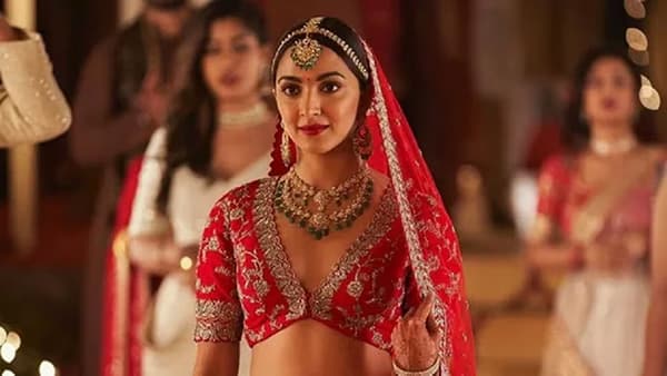 Kiara Advani : नव्या नवरीच्या रुपात किआरा दिसतेय प्रचंड सुंदर ; गुलाबी ड्रेसमधील अभिनेत्रीचा फोटो Leak !