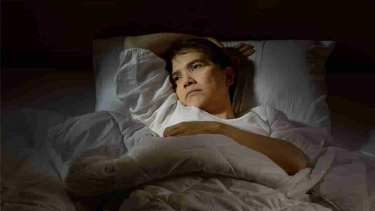 Insomnia : तुम्हीही झोपेसाठी रात्रभर तळमळता ? या 5 उपायांनी मिळवा शांत व गाढ झोप