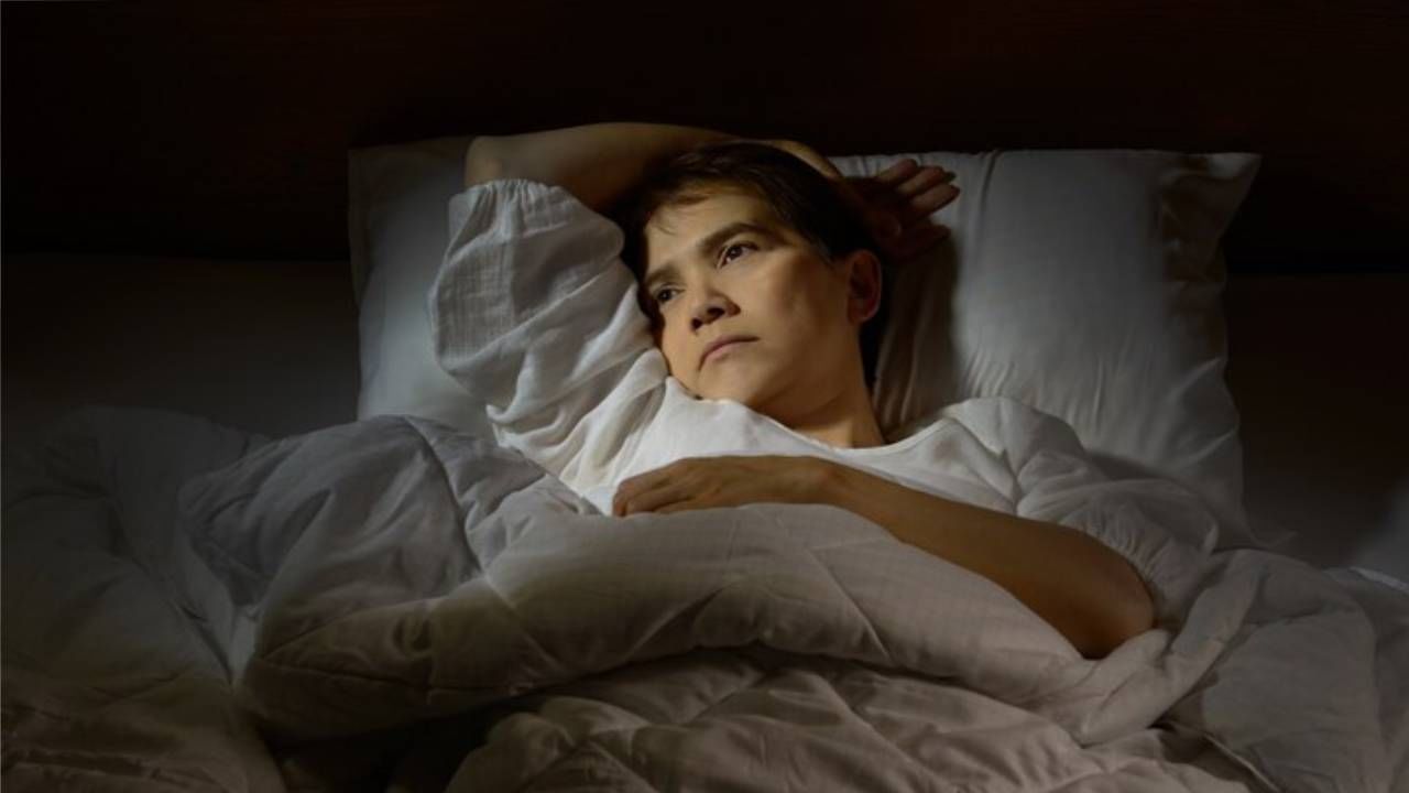 Insomnia : तुम्हीही झोपेसाठी रात्रभर तळमळता ? या 5 उपायांनी मिळवा शांत व गाढ झोप