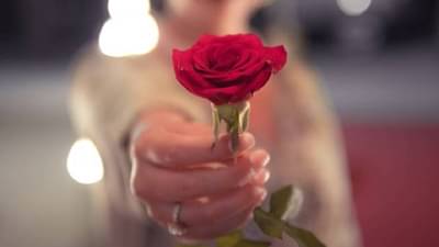 Rose Day: आज रोज डेच्या दिवशी करा हे सोपे उपाय, नात्याला येईल बहार