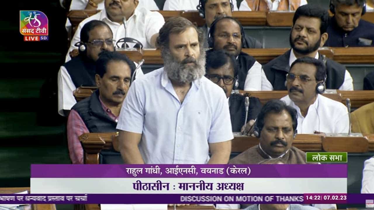 अदानी आणि नरेंद्र मोदींचे फोटो दाखवत राहुल गांधींनी विचारलं, ये रिश्ता क्या कहलाता है?