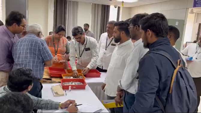पुणे तिथे काय उणे, उमेदवाराची गल्लीत गोंधळ दिल्लीत मुजरा स्टाईल, नुसती चिल्लरच चिल्लर
