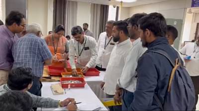 पुणे तिथे काय उणे, उमेदवाराची गल्लीत गोंधळ दिल्लीत मुजरा स्टाईल, नुसती चिल्लरच चिल्लर