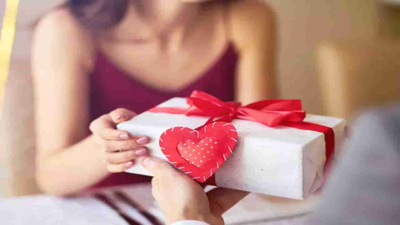 Valentine Day 2023: व्हॅलेंटाईन डेच्या दिवशी तुमच्या जोडीदाराला द्या राशीनुसार गिफ्ट, नाते होईल अधीक मजबूत