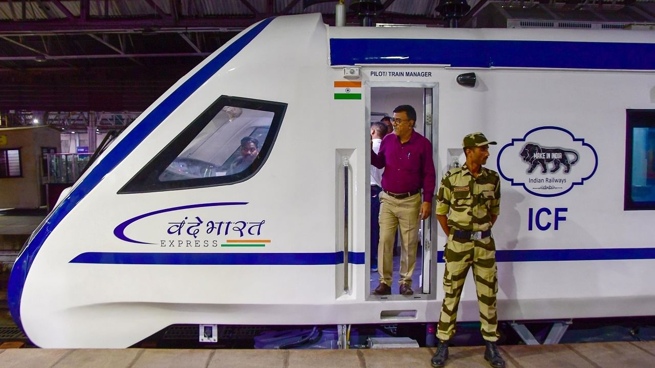 प्लॅटफॉर्मवर 'वंदे भारत' ट्रेन उभी असते, आणि बाहेर प्रवाशांची लूट प्लॅटफॉर्मवर 'वंदे भारत' ट्रेन उभी असते, आणि बाहेर प्रवाशांची लूट