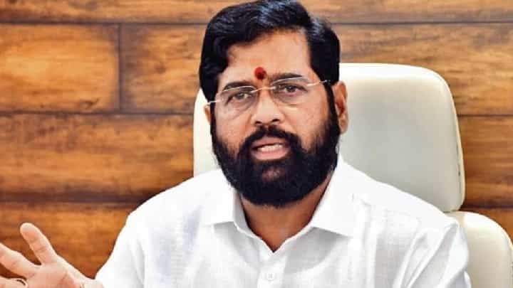 गद्दारांच्या सभेला जनतेपेक्षा खुर्च्यांची गर्दी, शिंदे गटावर कुणी केली बोचरी टीका? गद्दारांच्या सभेला जनतेपेक्षा खुर्च्यांची गर्दी, शिंदे गटावर कुणी केली बोचरी टीका?