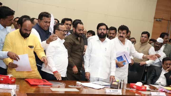 मुख्यमंत्र्यांच्या उपस्थितीत महत्वाची बैठक; पुण्यातील भिडे वाड्यासंदर्भात मोठी बातमी मुख्यमंत्र्यांच्या उपस्थितीत महत्वाची बैठक; पुण्यातील भिडे वाड्यासंदर्भात मोठी बातमी