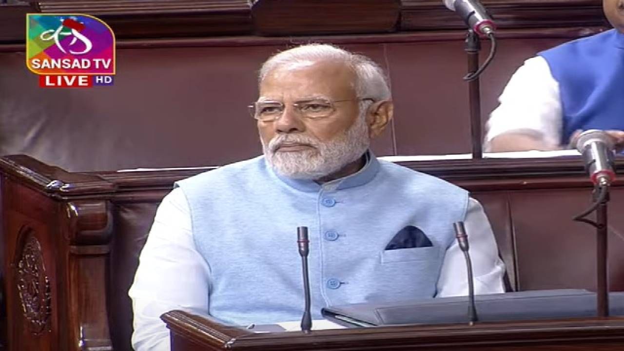 PM Modi Jacket: पंतप्रधान नरेंद्र मोदींचं हे नवं जॅकेट जोरदार चर्चेत! प्लास्टिकच्या बाटल्यांची पुनर्निर्मिती, कुणी दिली भेट?