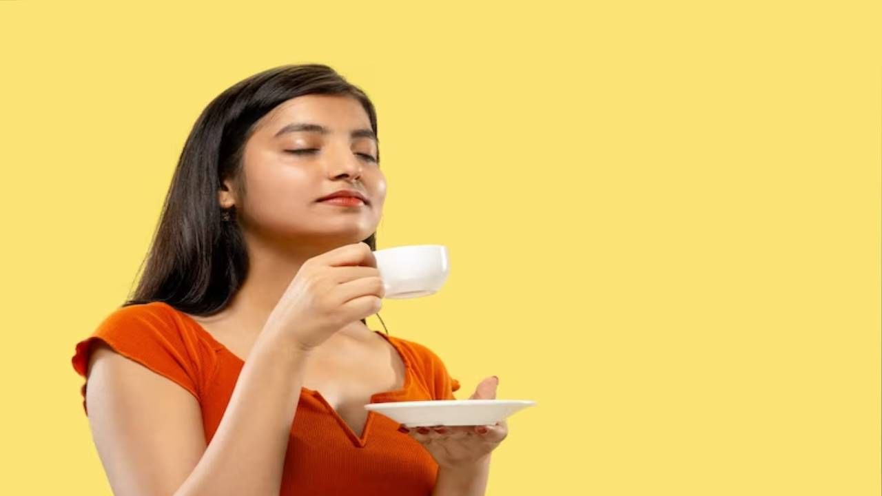 जगभरातील बहुतांश लोकांना चहा प्यायला खूप आवडतो. सकाळ असो वा संध्याकाळ, लोक चहा पिणे कधीच चुकवत नाहीत. भारतातही अनेक चहाप्रेमी आहेत.  64 टक्के भारतीयांना चहा प्यायला आवडतो. तर, यापैकी 30% लोकांना संध्याकाळचा चहा घेण्यास जास्त आवडते. पण संध्याकाळच्या चहामुळे काही विपरीत परिणामही होऊ शकतात.