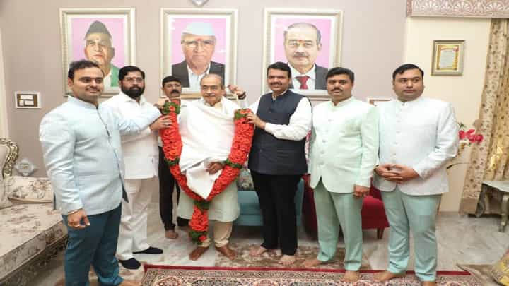 आप्पासाहेब धर्माधिकारी यांना महाराष्ट्र भूषण पुरस्कार, मुख्यमंत्र्यांची घोषणा आप्पासाहेब धर्माधिकारी यांना महाराष्ट्र भूषण पुरस्कार, मुख्यमंत्र्यांची घोषणा