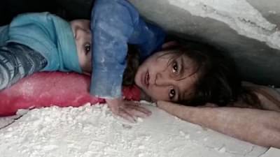 ढिगाऱ्याखाली अडकलेली लहान मुलगी म्हणाली, वाचवा! आयुष्यभर गुलामी करू; हृदय पिळवटून टाकणारा व्हिडीओ