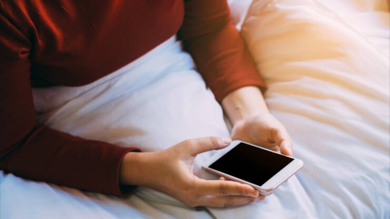 आपल्यापैकी बरेच जण रात्री उशिरापर्यंत मोबाईल स्क्रोल करत राहतात. याचा आपल्या डोळ्यांवर वाईट परिणाम तर होतोच पण झोपेची गुणवत्ताही बिघडते. म्हणूनच झोपण्यापूर्वी काही वेळ आधी मोबाईल, कॉम्प्युटर, टीव्ही पाहणे बंद करा. 