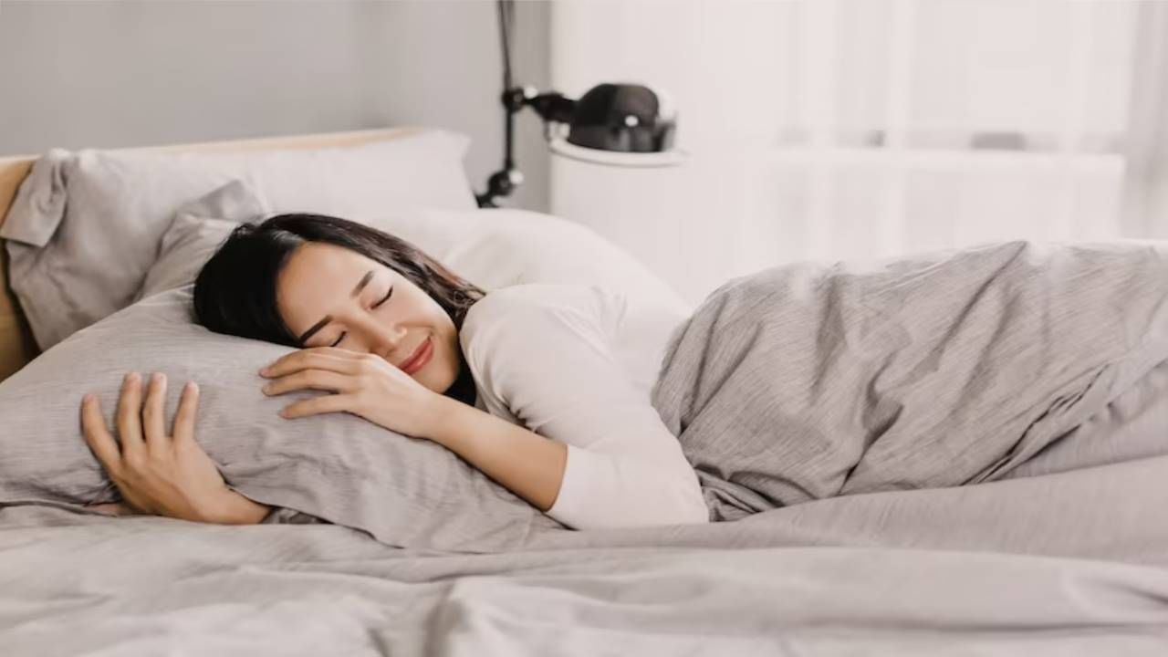 आजकाल खराब जीवनशैलीमुळे अनेक लोकं हे निद्रानाशाच्या समस्येने त्रस्त असतात. पण ते आरोग्यासाठी हानिकारक आहे. 8 ते 9 तासांची झोप आरोग्यासाठी खूप महत्त्वाची आहे. पण शांत झोप हवी असेल तर काह वाईट सवयी सोडाव्या लागतील व काही चांगल्या सवयी अंगी बाणवाव्या लागती