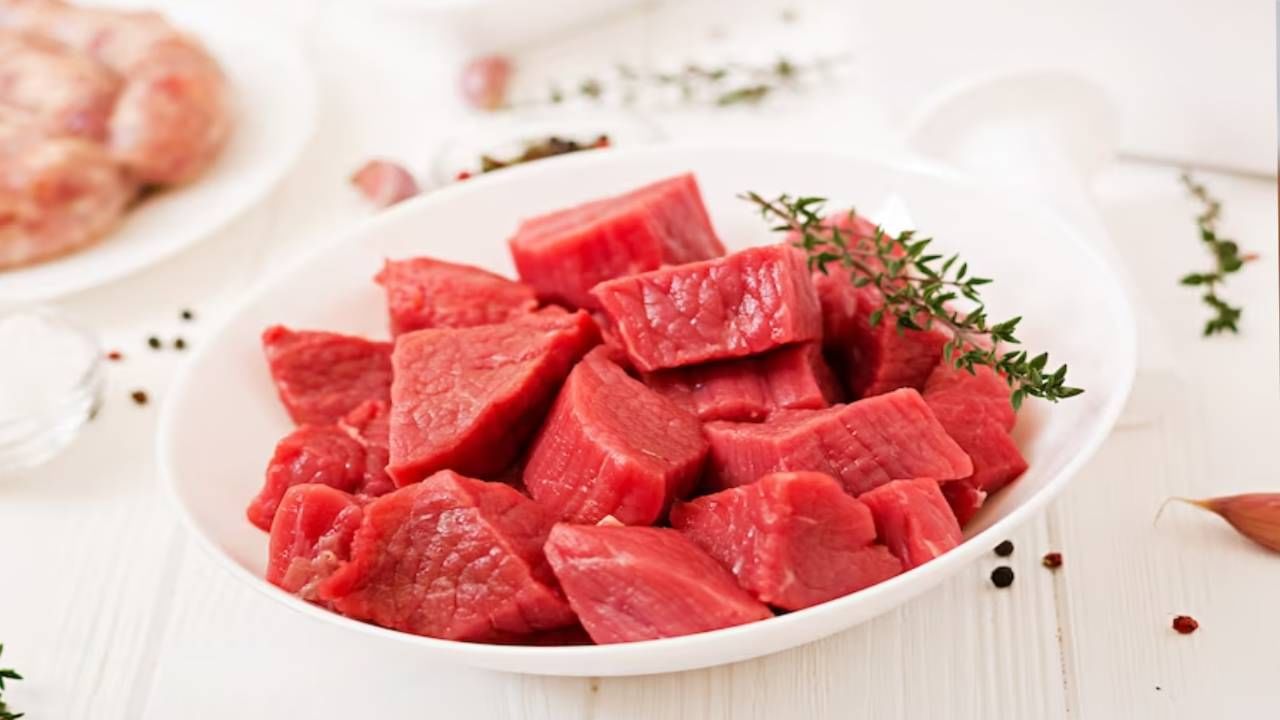 रेड मीट : गोमांस, डुकराचे मांस किंवा बकरीचे मांस जास्त प्रमाणात किंवा रोज खाल्ले तर पोटाच्या समस्या उद्भवू शकतात. हे जड अन्न आहे, जे पचण्यास सोपे नाही. त्यामुळे कोलोरेक्टल कॅन्सर होण्याचा धोका असतो.