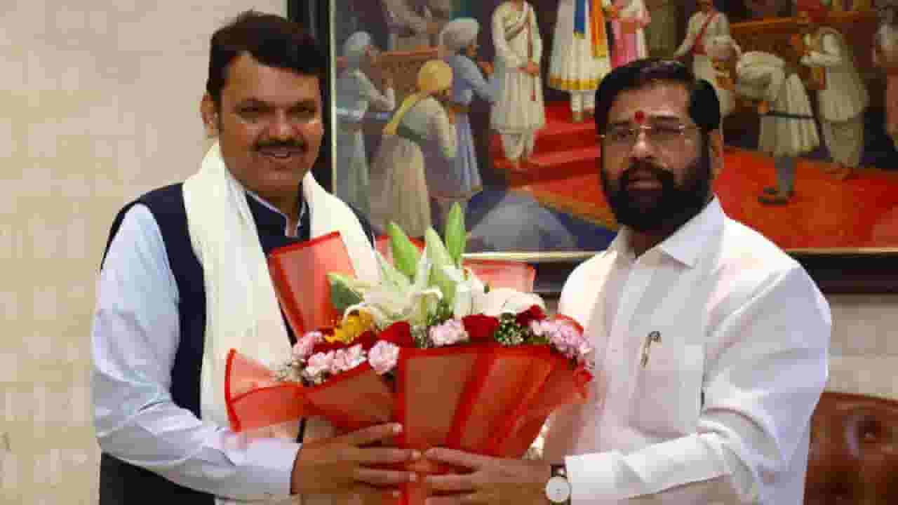 उपमुख्यमंत्र्यांकडून मुख्यमंत्र्यांना वाढदिवसाच्या शुभेच्छा!, सदिच्छा भेटीसाठी फडणवीस शिंदेंच्या घरी उपमुख्यमंत्र्यांकडून मुख्यमंत्र्यांना वाढदिवसाच्या शुभेच्छा!, सदिच्छा भेटीसाठी फडणवीस शिंदेंच्या घरी