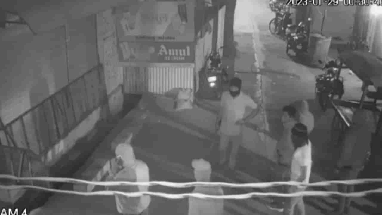 CRIME STORY :मालेगावात हातात तलवारी घेऊन टोळक्यांचा दहशत पसरवण्याचा प्रयत्न, सीसीटिव्हीत घटना कैद