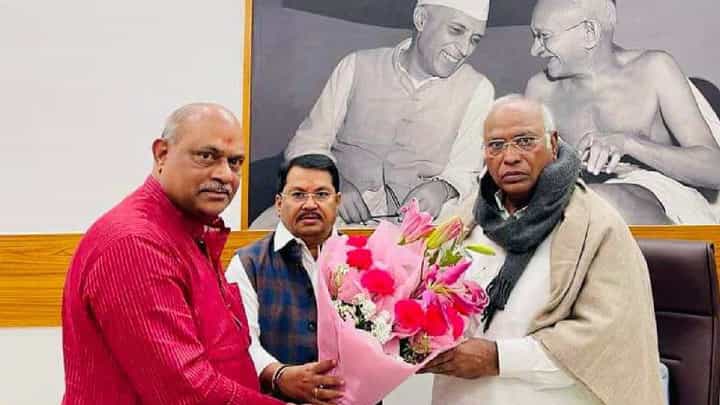 विजय वडेट्टीवार आणि मल्लिकार्जुन खर्गे यांच्यात भेट; चर्चांना उधाण, भेट नेमकी कशासाठी? पाहा... विजय वडेट्टीवार आणि मल्लिकार्जुन खर्गे यांच्यात भेट; चर्चांना उधाण, भेट नेमकी कशासाठी? पाहा...
