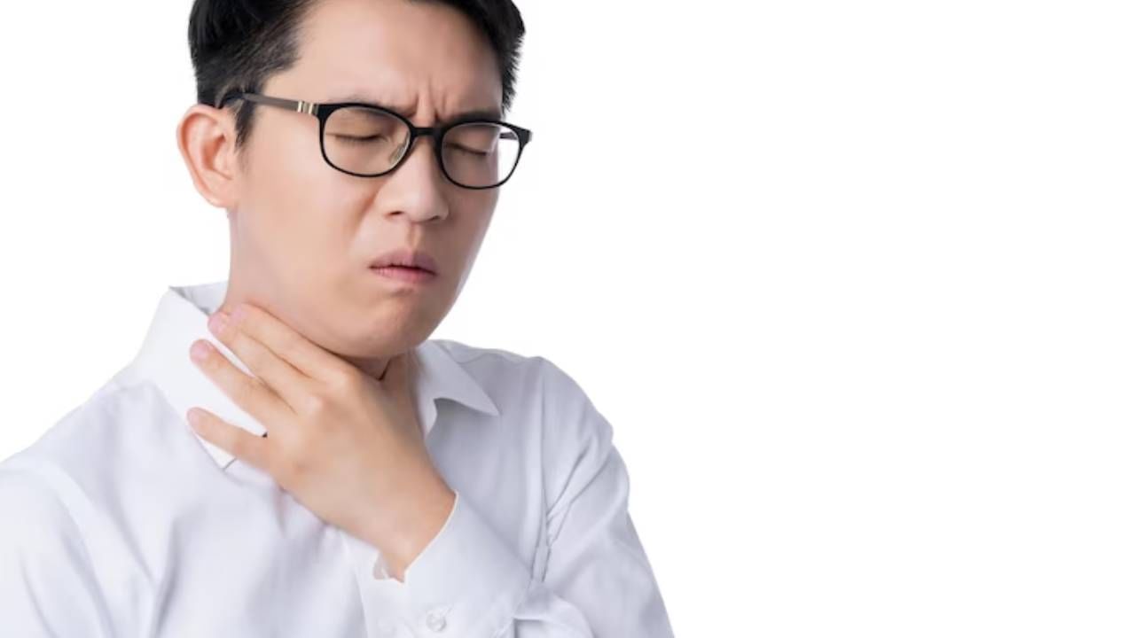 Tonsil Stones : घशात होतोय सतत त्रास ? नका करू दुर्लक्ष, जाणून घ्या टॉन्सिल स्टोनची लक्षणे Tonsil Stones : घशात होतोय सतत त्रास ? नका करू दुर्लक्ष, जाणून घ्या टॉन्सिल स्टोनची लक्षणे