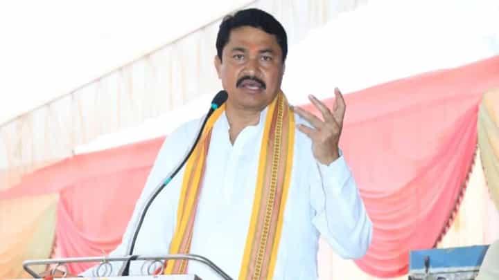 काल तब्बेतीचं कारण आणि आज थेट गुजरात दौरा? नाना पटोलेंवर प्रश्न चिन्ह काल तब्बेतीचं कारण आणि आज थेट गुजरात दौरा? नाना पटोलेंवर प्रश्न चिन्ह
