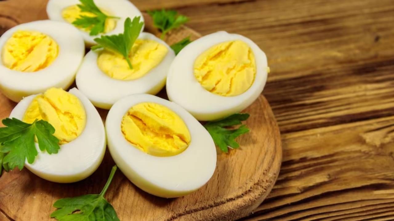 मात्र असे असले तरीही, आरोग्य तज्ज्ञ उकडलेले अंडे खाण्याचा सल्ला देतात. फ्राय केलेले अंडे खाल्ल्याने त्यातील पोषक तत्वे नष्ट होतात. अंडी ही चांगल्या कोलेस्ट्रॉलची पातळी राखतात.