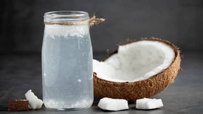 लांब , घनदाट केस हवे असतील तर नारळ पाण्याचा करा असा वापर