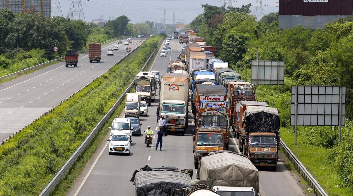 मुंबई- पुणे एक्सप्रेस वेवर बेफाम गाड्या पळणाऱ्यांविरोधात जबर कारवाई, इतक्या जणांचे चलन कापले