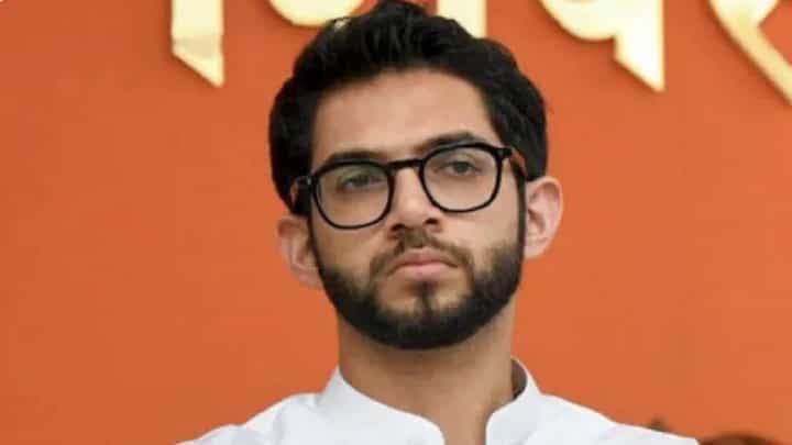 आदित्य ठाकरेंना जमिनीवर आणायचं काम शिंदेंनी केलं; अयोध्या दौऱ्याच्या टीकेवर शिवसेनेच्या नेत्याचं उत्तर आदित्य ठाकरेंना जमिनीवर आणायचं काम शिंदेंनी केलं; अयोध्या दौऱ्याच्या टीकेवर शिवसेनेच्या नेत्याचं उत्तर