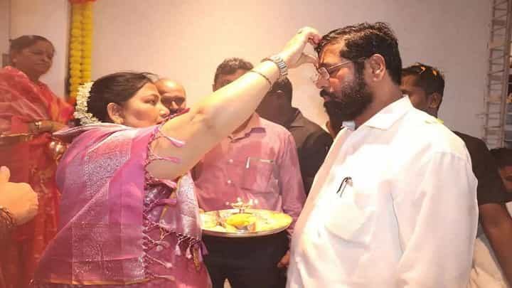 मुख्यमंत्री एकनाथ शिंदे यांच्या वाढदिवसानिमित्त पत्नीनं धरला ऑर्केस्ट्राच्या तालावर ठेका, बघा जबरदस्त डान्स मुख्यमंत्री एकनाथ शिंदे यांच्या वाढदिवसानिमित्त पत्नीनं धरला ऑर्केस्ट्राच्या तालावर ठेका, बघा जबरदस्त डान्स
