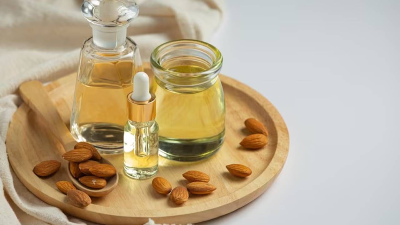 बदामाचे तेल ठरते सर्वोत्तम : मेंदूला तीक्ष्ण बनवणाऱ्या बदामाच्या मदतीने तुम्ही त्वचेची चांगली काळजी देखील घेऊ शकता. बदामाप्रमाणे त्याच्या तेलातही अनेक गुणधर्म आहेत आणि त्याचा सर्वात मोठा फायदा म्हणजे मॉयश्चरायझेशन. रात्री झोपण्यापूर्वी त्वचेवर बदामाचे तेल अवश्य लावावे.