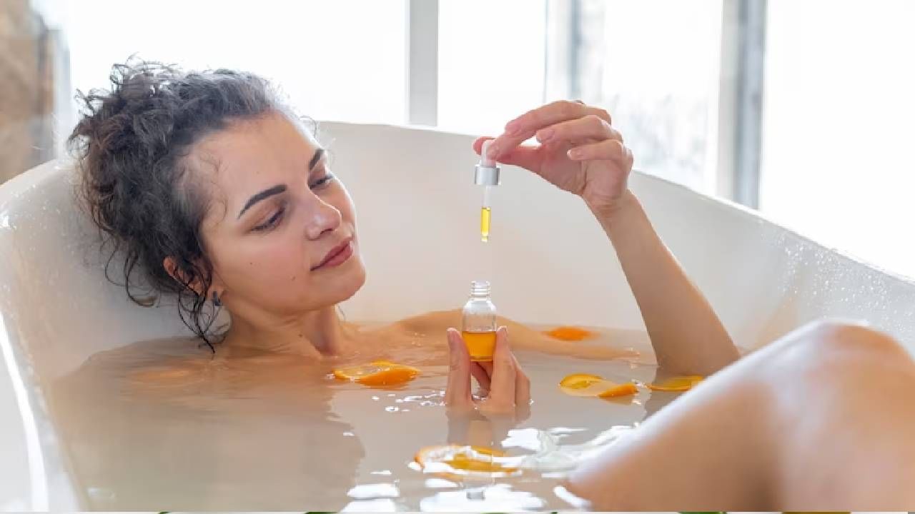 फेशिअल ऑईल : चेहरा धुतल्यानंतर, जर तुम्हाला त्वचा मॉयश्चराइज ठेवायची असेल तर फेशिअल ऑइलची अवश्य मदत घ्या. बाजारात अनेक प्रकारची फेशिअल ऑइल्स उपलब्ध असतात, फक्त तुमच्या त्वचेचा प्रकार कोणता आहे, ते लक्षात घेऊन त्यांची निवड करा.