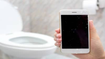 सावधान ! टॉयलेट सीटवर अती वेळ घालवणे पडेल भारी, शरीराला पडू शकतो या आजारांचा विळखा..