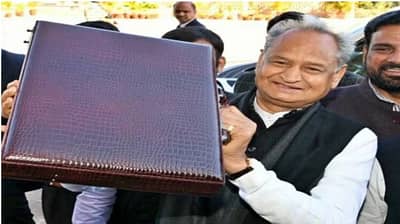 मुख्यमंत्र्यांनी विधानसभेत सादर केला मागील वर्षाचा बजेट, मग काय गोंधळ झाला पाहा