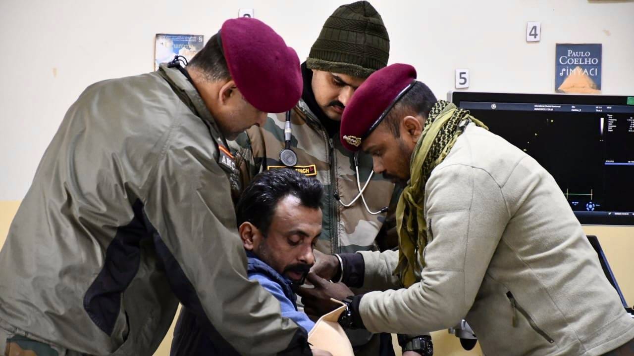 सी-१७ ग्लोबमास्टर ट्रान्सपोर्ट एअरक्राफ्टने हवाई दलाने एनडीआरएफ आणि लष्कराच्या डॉक्टरांची पथके पाठवली होती. यानंतर तुर्कीचे राजदूत फिरात सुनेल यांनी भारताला मित्र म्हटले होते. ते म्हणाले की, ऑपरेशन दोस्त ही एक मोहीम आहे जी भारत-तुर्की संबंध मजबूत करेल. सुनेल यांच्या मते ऑपरेशन दोस्त ही महत्त्वाची मोहीम आहे. गरजेच्या वेळी दोन्ही मित्र एकमेकांना कशी मदत करतात हे या मिशनमध्ये स्पष्ट करण्यात आले आहे.