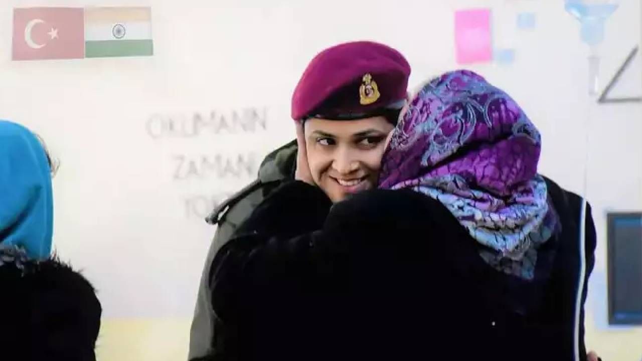 भारतीय लष्करी अधिकाऱ्याला किस करणाऱ्या तुर्की महिलेच्या फोटोने सर्वांची मने जिंकली आहेत. हे चित्र त्या देशाच्या लष्कराचे आहे जे कोणताही भेदभाव न करता जगाच्या कोणत्याही कोपऱ्यात मदतीसाठी पोहोचू शकते. हे चित्र आपल्या लष्कराचं आहे. तुर्कस्तानला सोमवारी भीषण भूकंपाचा धक्का बसला तेव्हा भारताने सर्वप्रथम मदतीचा हात पुढे केला. दुर्घटनेला सामोरे जाणाऱ्या तुर्कस्तानला भारत 'ऑपरेशन दोस्त'च्या माध्यमातून मदत करत आहे.