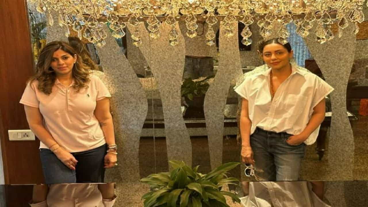 Pooja Dadlani House : अभिनेता शाहरुख खान आणि त्यांचं कुटुंब कायम कोणत्या न कोणत्या कारणामुळे चर्चेत असतं. शाहरुख खान याची मॅनेजर पूजा ददलानी (Pooja Dadlani) अभिनेत्याच्या कुटुंबाचा भाग नसली तरी, अभिनेता कायम तिच्यासोबत असतो. किंग खान यांची पत्नी देखील अनेकदा दोघांसोबत असते. एवढंच नाही तर, महत्त्वाच्या क्षणी आणि सणांना देखील पूजा शाहरुख आणि त्याच्या कुटुंबासोबत असते. पूजा, गौरी आणि शाहरुख यांच्यामध्ये चांगले संबंध आहेत. गौरी एक प्रसिद्ध इंटेरिअर डिझायनर आहे. गौरी हिने अभिनेत्याची मॅनेजर पूजाच्या नव्या घराचं इंटेरिअर केलं आहे. सध्या सर्वत्र पूजाच्या घराचे फोटो व्हायरल होत आहेत . खुद्द पूजा हिने काही फोटो सोशल मीडियावर पोस्ट केलं आहेत.