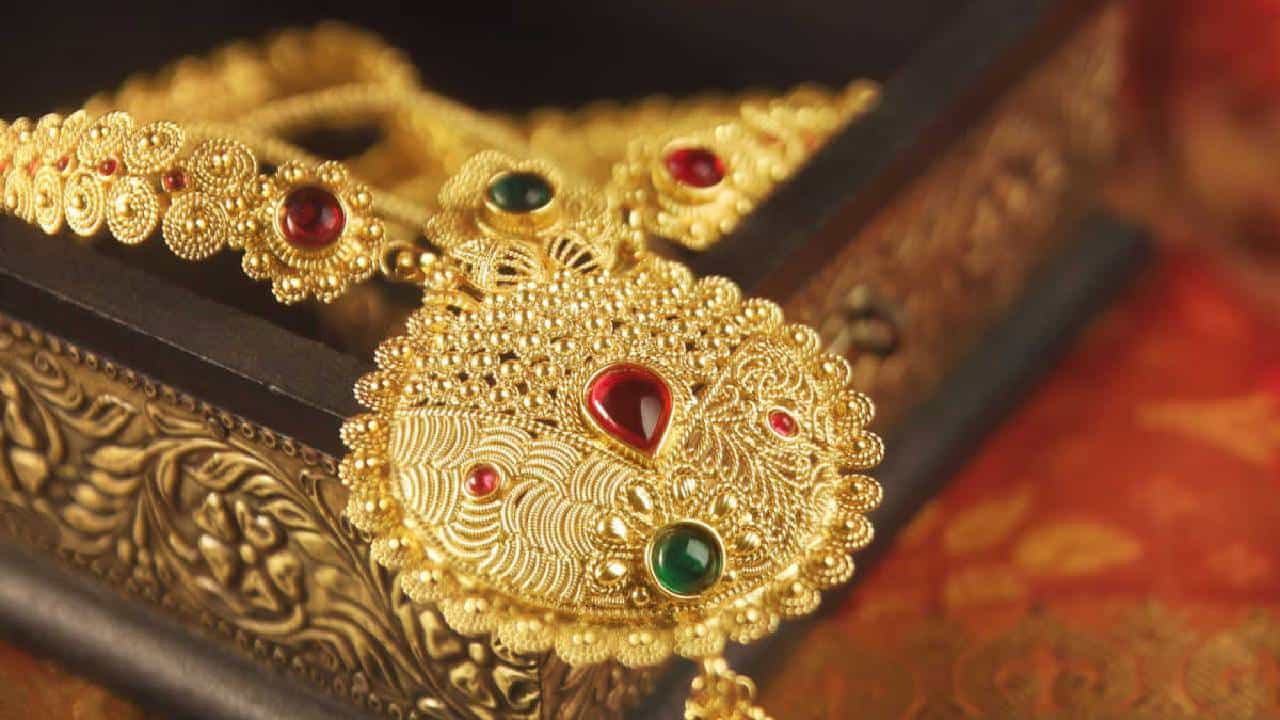 Gold Rate Today : 2300 रुपयांनी सोने झाले स्वस्त, खरेदीची ही आहे का योग्य वेळ?