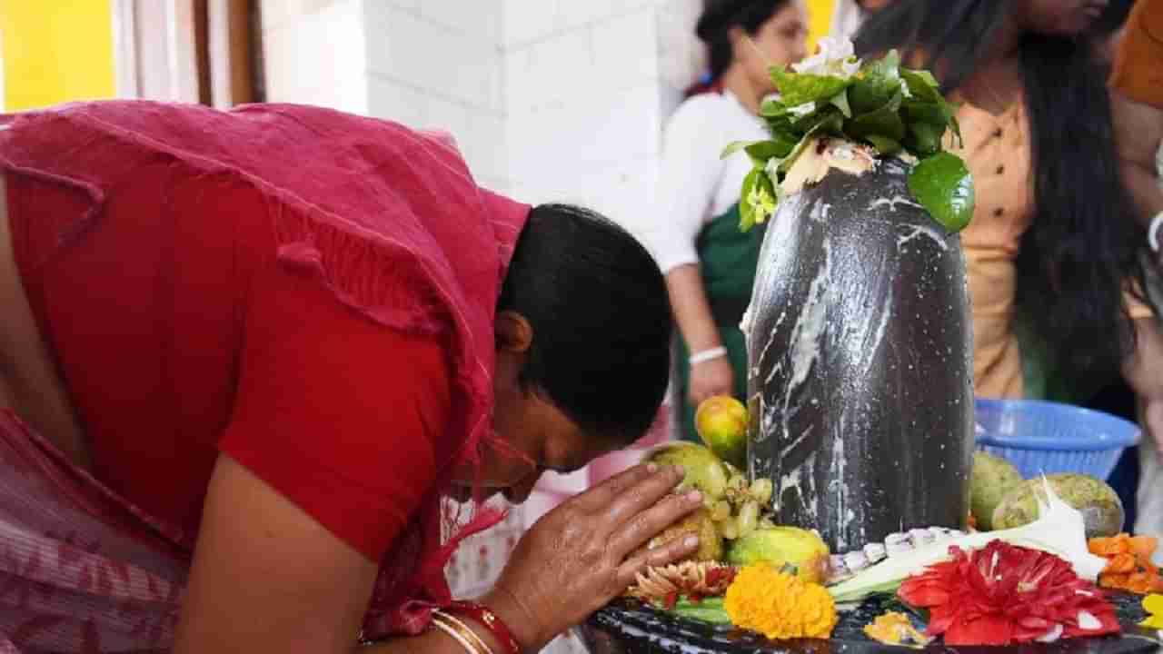 Mahashivratri 2023: शिवलिंगावर बेलपत्र अशा पद्धतीने अर्पण करा, जाणून घ्या नियम